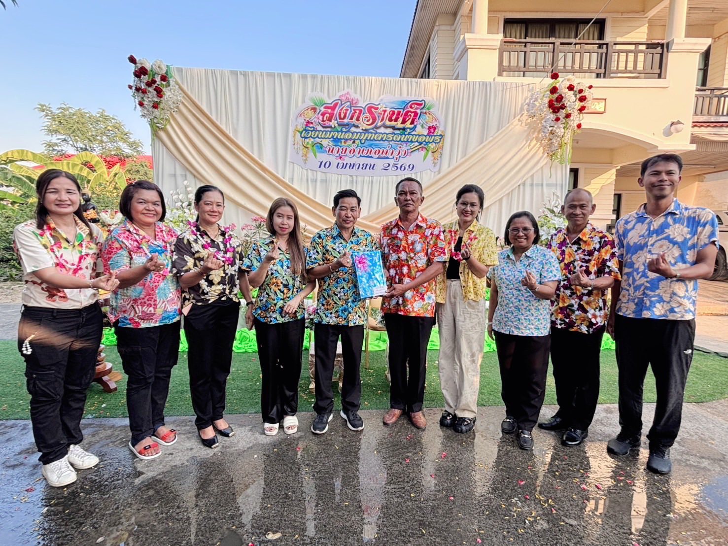 สืบสานประเพณีสงกรานต์ในพิธีสรงน้ำพระพุทธรูปและผู้ใหญ่ เพื่อความเป็นสิริมงคลเนื่องในวันขึ้นปีใหม่ไทย พ.ศ. 2569 เน้นการแสดงความเคารพ กตัญญู และขอพรตามวัฒนธรรมไทย 