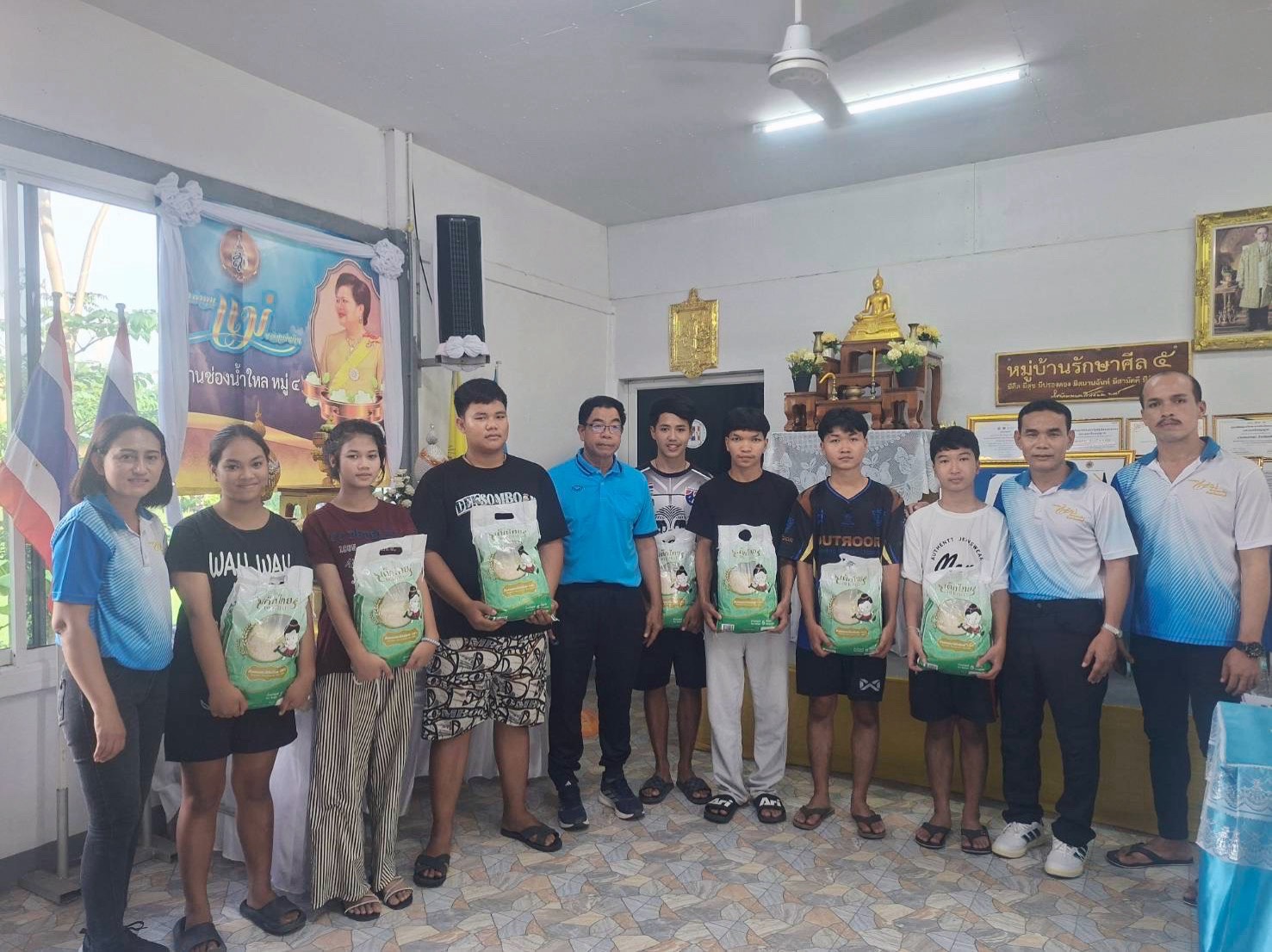สพอ.ท่าวุ้ง ติดตามการดำเนินงานกองทุนแม่ของแผ่นดิน หมู่ที่ 4 ตำบลหัวสำโรง อำเภอท่าวุ้ง จังหวัดลพบุรี